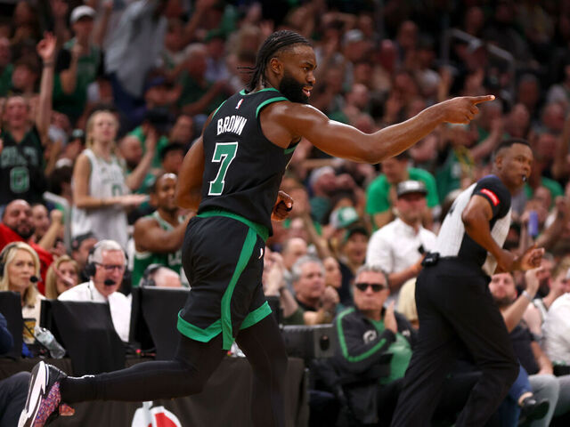 Celtics 2-0 lead, Brown's 40 Tops Pacersillustration