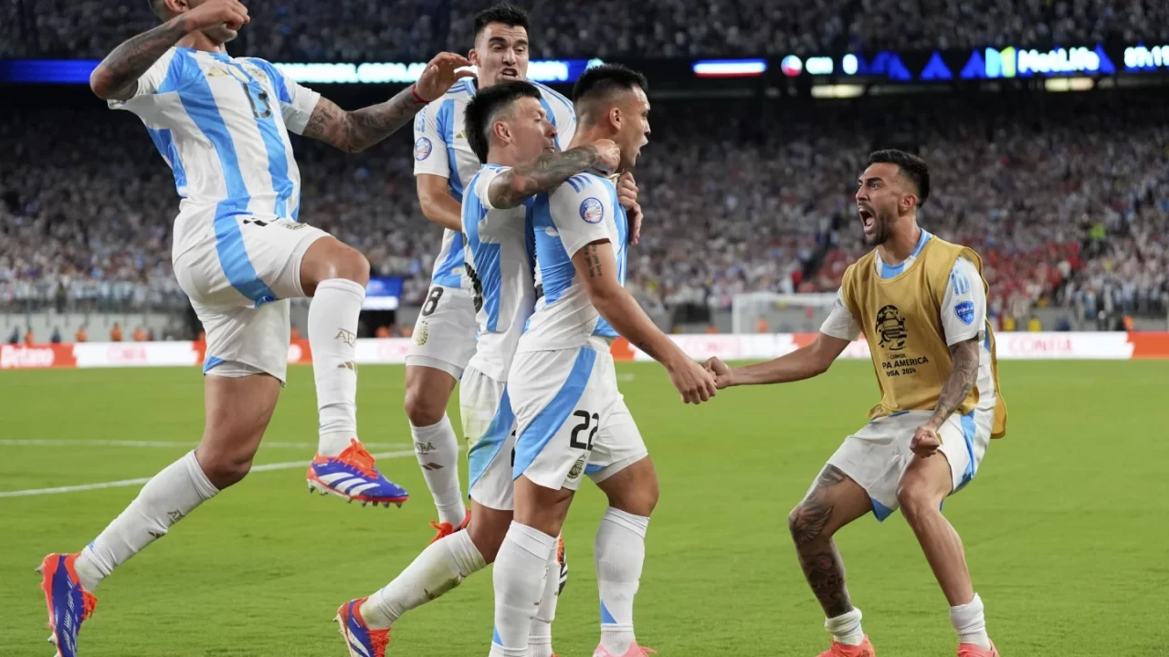 Argentina Advances to Copa America Quarterfinals with Late Goal by Lautaro Martínez