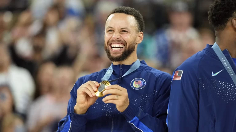 Warriors Sign Curry to 1-Year, $62.6M Extension