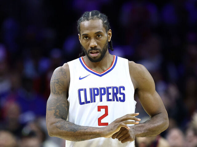 Clippers Limit Kawhi Leonard's Participation After Knee Procedureillustration